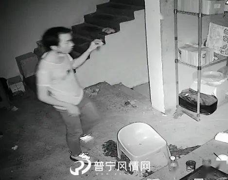 入室盗窃视频曝光，安全警钟长鸣，强化防范意识至关重要